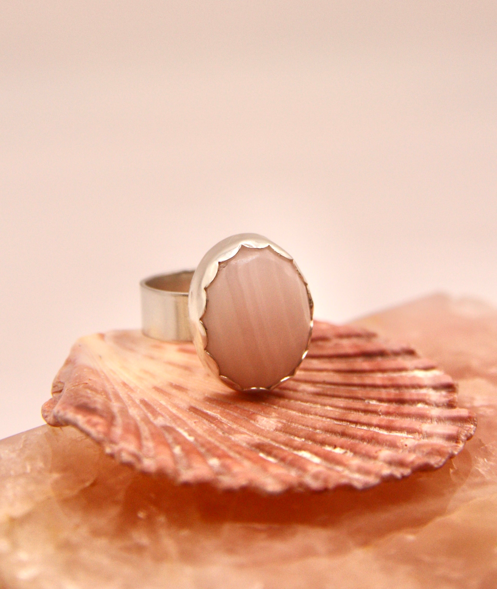 Mangano Calcite Scalloped Ring