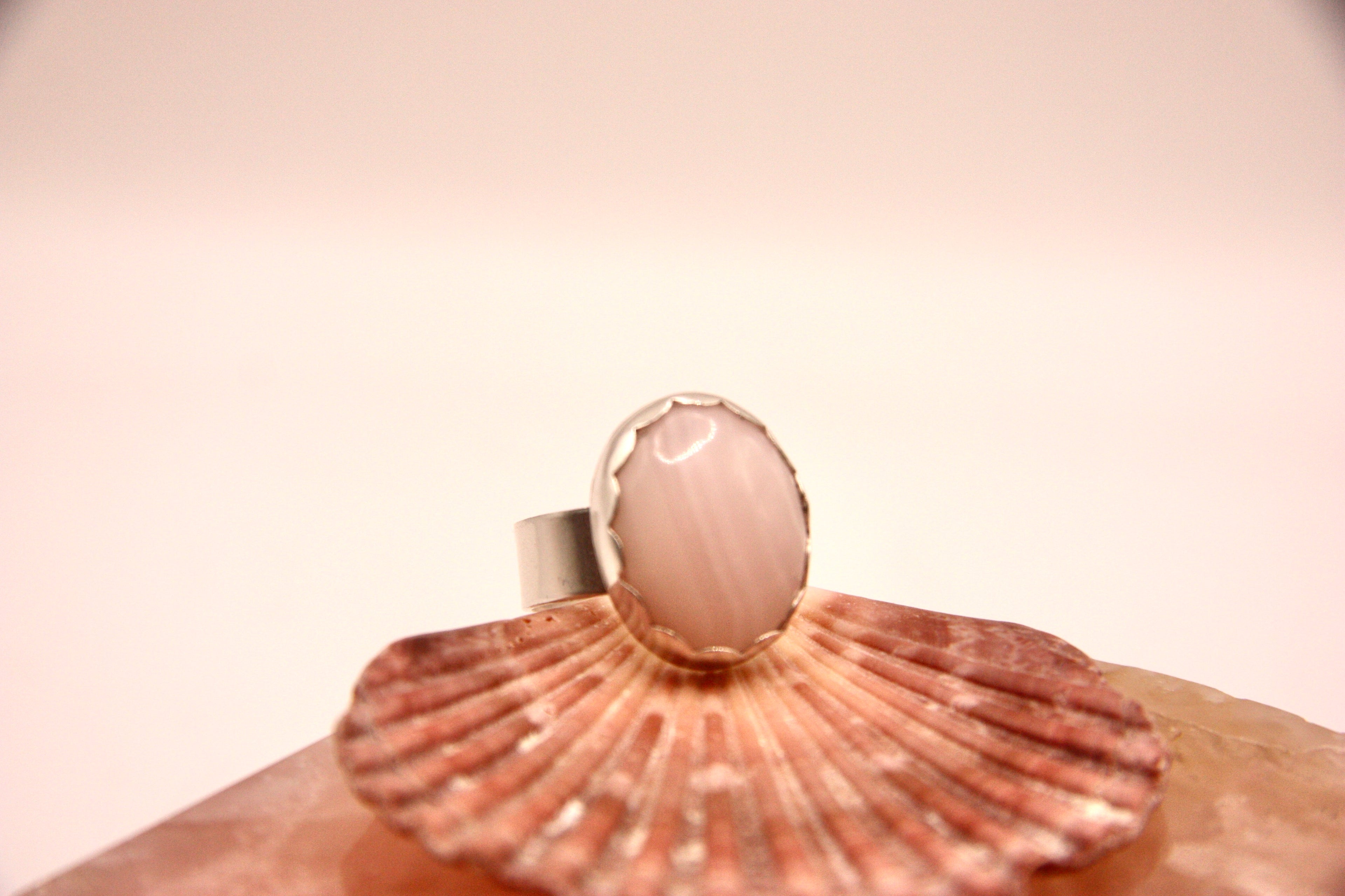 Mangano Calcite Scalloped Ring